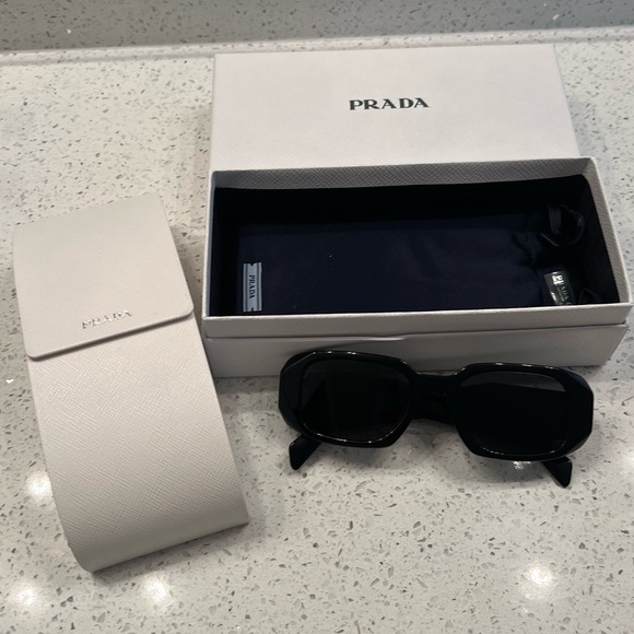 NEW Prada PR 17WF 1AB5S0 Black
Rectangle Unisex Sunglasses - Picture 2 of 14